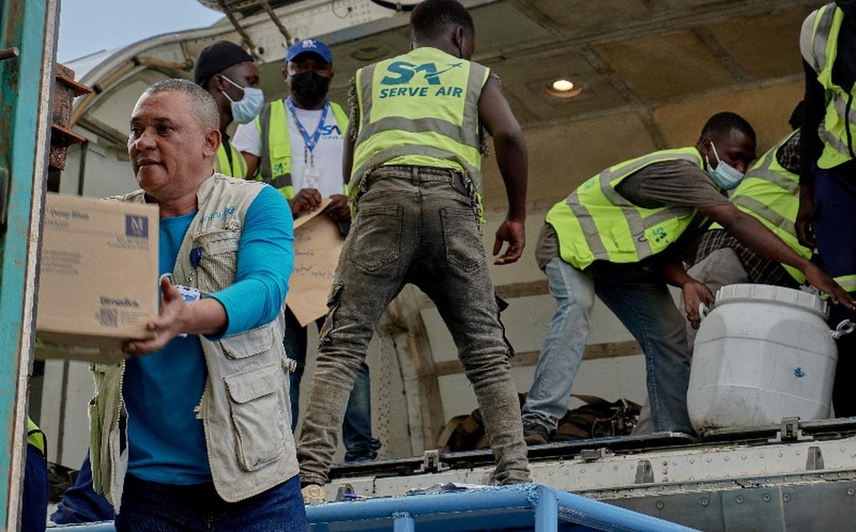 UNICEF staff and airport workers receive an aircraft carrying medical supplies as authorities and aid agencies intensified efforts to contain a new Ebola outbreak involving the Bundibugyo strain at the Bunia National Airport in Bunia, Ituri province, Democratic Republic of Congo, May 19, 2026. REUTERS/Gradel Muyisa Mumbere