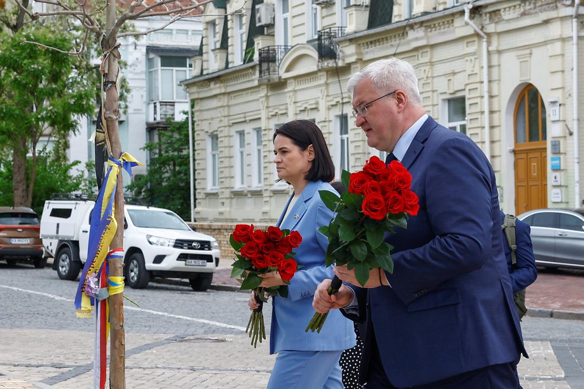 Ukrainian Foreign Minister Andrii Sybiha and Belarusian opposition leader Sviatlana Tsikhanouskaya visit the Wall of Remembrance of the Fallen Defenders of Ukraine outside the St. Michael's Cathedral, amid Russia's attack on Ukraine, in Kyiv, Ukraine May 25, 2026. REUTERS/Valentyn Ogirenko