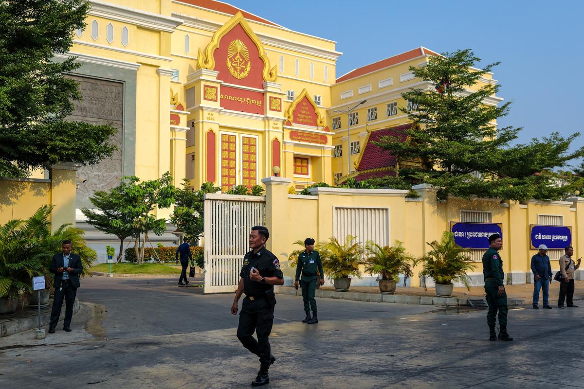 Officials stand guard outside the Phnom Penh Appeal Court ahead of the verdict in the case of opposition leader Kem Sokha, who was convicted of treason and sentenced to 27 years under house arrest in 2023, in Phnom Penh, Cambodia, April 30, 2026. REUTERS/Roun Ry