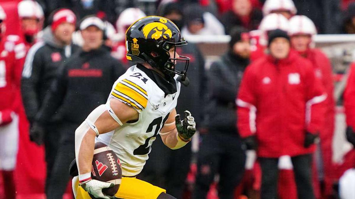  Nov 28, 2025; Lincoln, Nebraska, USA; Iowa Hawkeyes wide receiver Kaden Wetjen (21) runs against the Nebraska Cornhuskers during the third quarter at Memorial Stadium. Mandatory Credit: Dylan Widger-Imagn Images | Dylan Widger-Imagn Images 