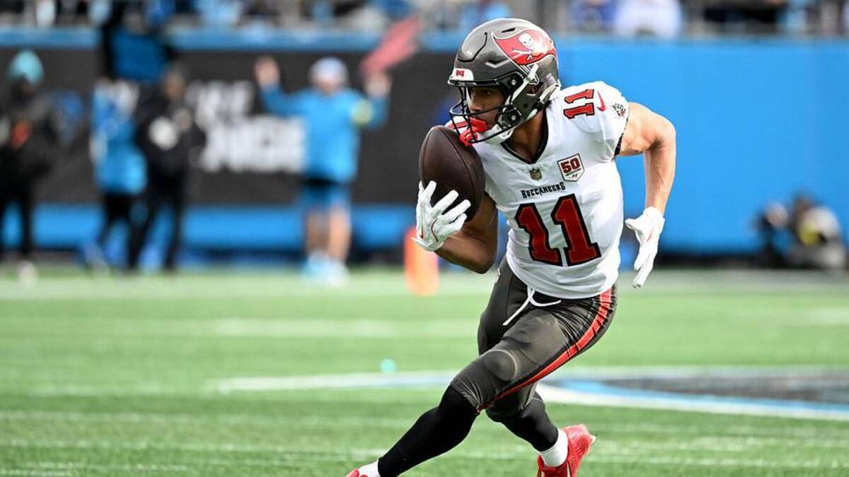  Dec 21, 2025; Charlotte, North Carolina, USA; Tampa Bay Buccaneers wide receiver Jalen McMillan (11) make a catch during the first half against the Carolina Panthers at Bank of America Stadium. | Bob Donnan-Imagn Images 