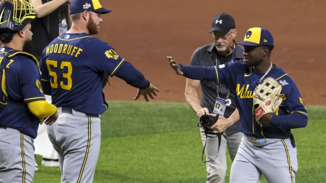 Serie Mundial: Brewers dan un golpe en la mesa y acarician la gloria 