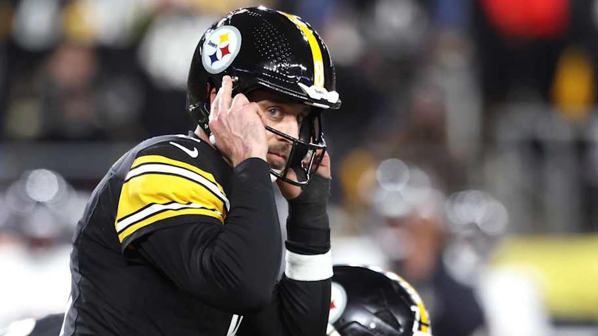  Jan 12, 2026; Pittsburgh, PA, USA; Pittsburgh Steelers quarterback Aaron Rodgers (8) audibles during the second half of an AFC Wild Card Round game against the Houston Texans at Acrisure Stadium. | Charles LeClaire-Imagn Images 