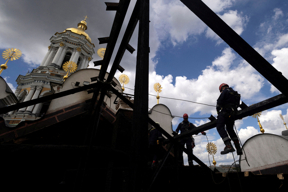 Workers repair the roof of the Dormition Cathedral of the Kyiv Pechersk Lavra, after it was hit during yesterday’s Russian missile and drone strikes, amid Russia's attack on Ukraine, in Kyiv, Ukraine June 16, 2026.  REUTERS/Thomas Peter