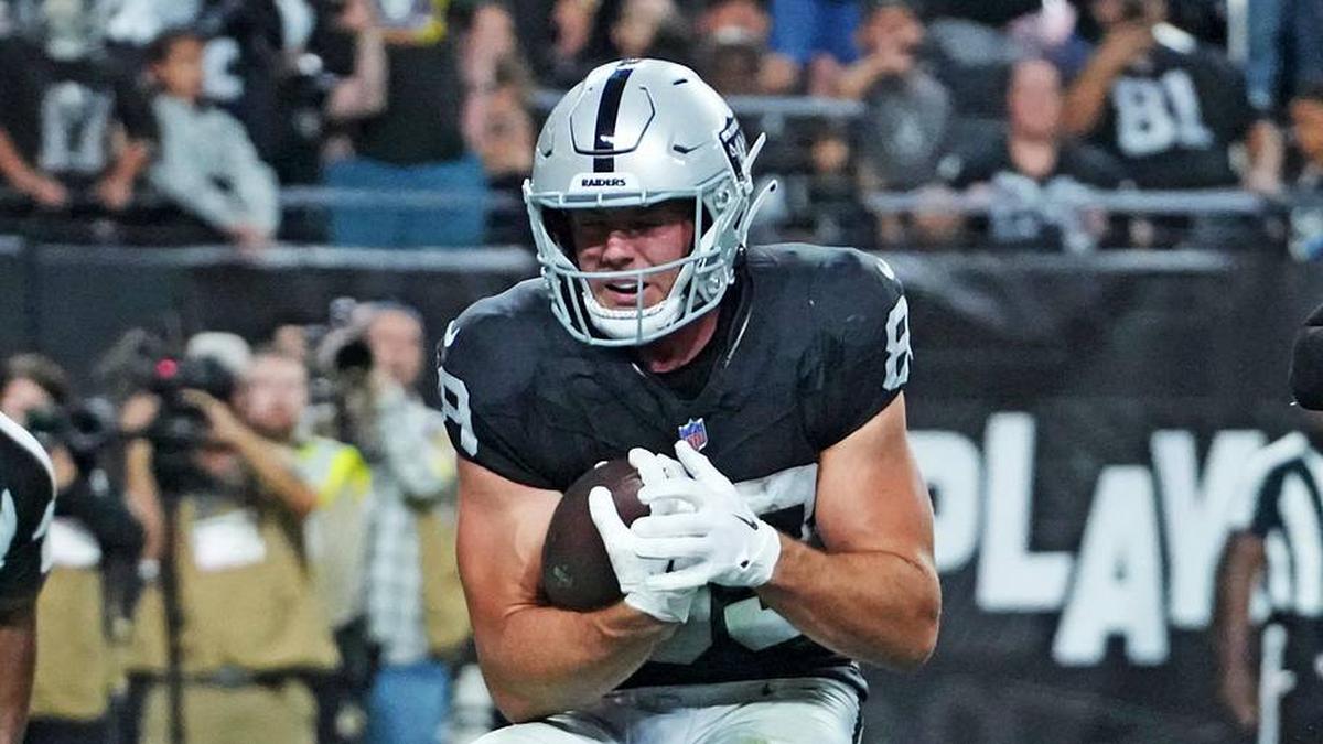  Nov 2, 2025; Paradise, Nevada, USA; Las Vegas Raiders tight end Brock Bowers (89) scores a touchdown during the second half against the Jacksonville Jaguars at Allegiant Stadium. Mandatory Credit: Kirby Lee-Imagn Images | Kirby Lee-Imagn Images 