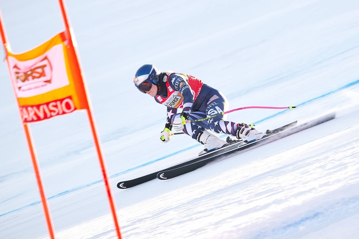  Lindsey Vonn of the United States in action during the Audi FIS Alpine Ski World Cup Women's Downhill Training at Prampero Slope Monte Lussari on January 16, 2026, in Tarvisio, Italy.