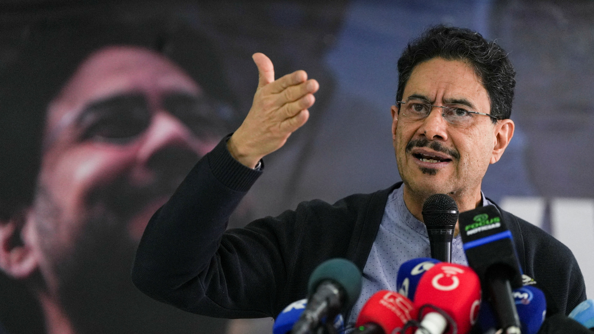 Colombian presidential candidate Ivan Cepeda of the Historic Pact party attends a press conference about the second phase of the presidential race, in Bogota, Colombia, June 1, 2026. REUTERS/Enea Lebrun