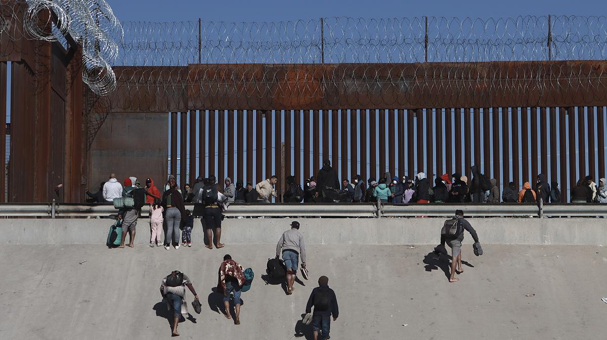 Un grupo de inmigrantes se acerca al muro en Ciudad Juárez, México, que divide la frontera con Estados Unidos, el 21 de diciembre de 2022.(Foto AP/Christian Chávez, archivo)