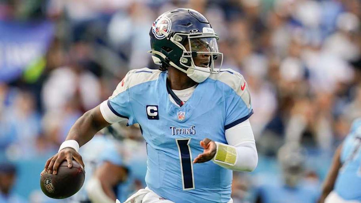  Tennessee Titans quarterback Cam Ward (1)looks downfield during the fourth quarter against the New Orleans Saints at Nissan Stadium in Nashville, Tenn., Sunday, Dec. 28, 2025. | Andrew Nelles / The Tennessean / USA TODAY NETWORK via Imagn Images 