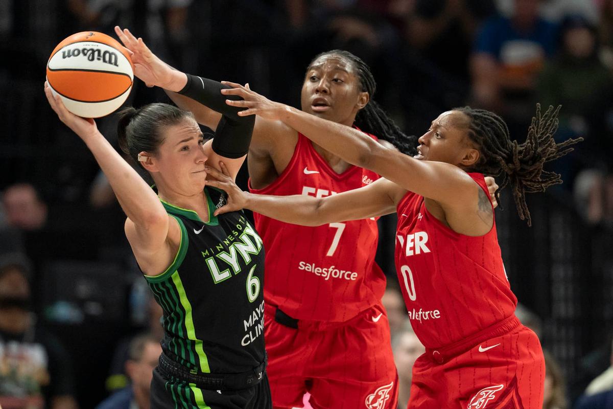  Indiana Fever forward Aliyah Boston (7) and guard Kelsey Mitchell (0) © Jesse Johnson-Imagn Images