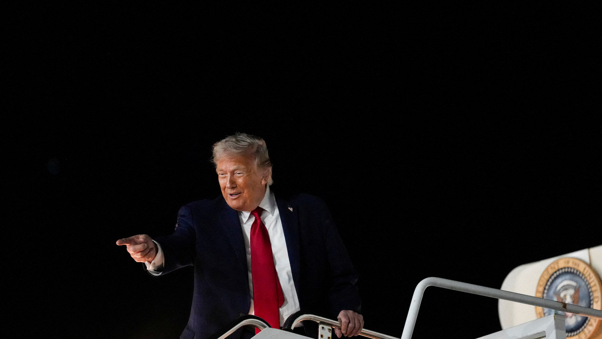 FILE PHOTO: U.S. President Donald Trump reacts as he boards Air Force One, after attending Game 3 of the NBA Finals, at John F. Kennedy International Airport in New York, U.S., June 8, 2026. REUTERS/Nathan Howard/File Photo