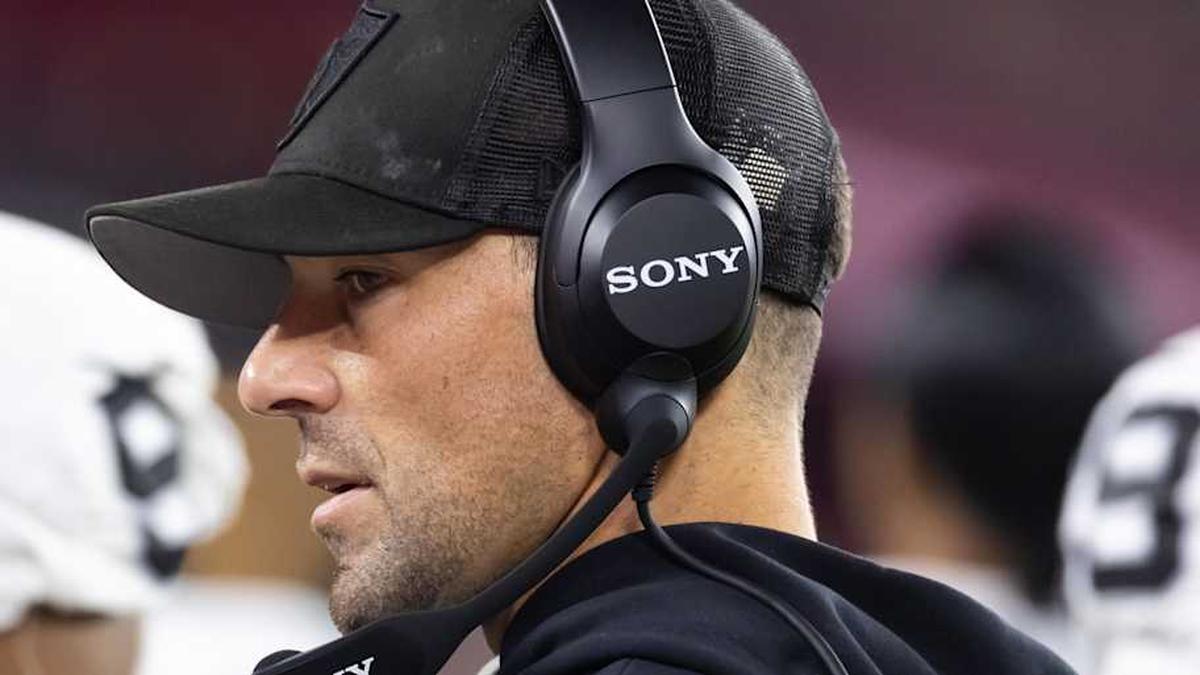  Aug 23, 2025; Glendale, Arizona, USA; Las Vegas Raiders defensive line coach Rob Leonard against the Arizona Cardinals during a preseason NFL game at State Farm Stadium. Mandatory Credit: Mark J. Rebilas-Imagn Images | Mark J. Rebilas-Imagn Images 