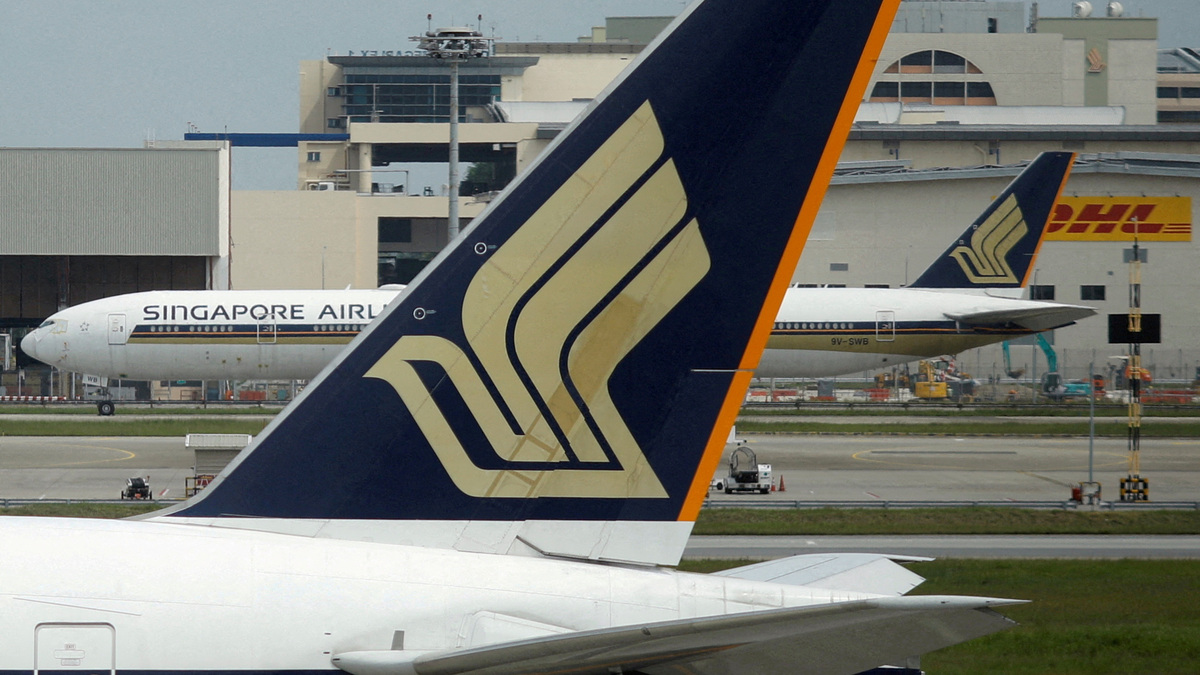 FILE PHOTO: Singapore Airlines planes sit on the tarmac at Changi Airport in Singapore December 8, 2020. REUTERS/Edgar Su/File Photo