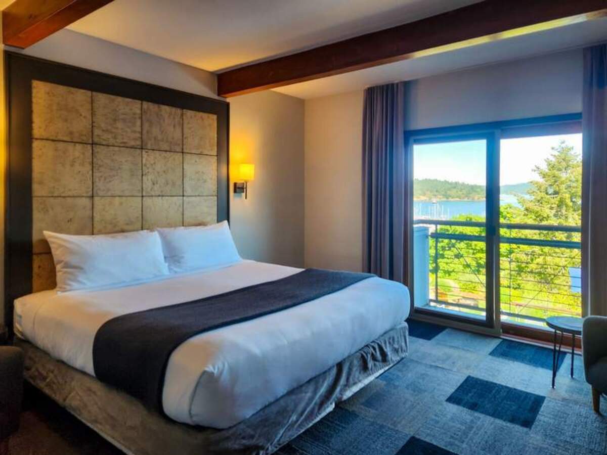  Pair a relaxing soak in the jetted tub for two with a bottle of local wine and a cozy fire when you book the San Juan Serenity Kit with your room. Photo credit: June Russell-Chamberlin 