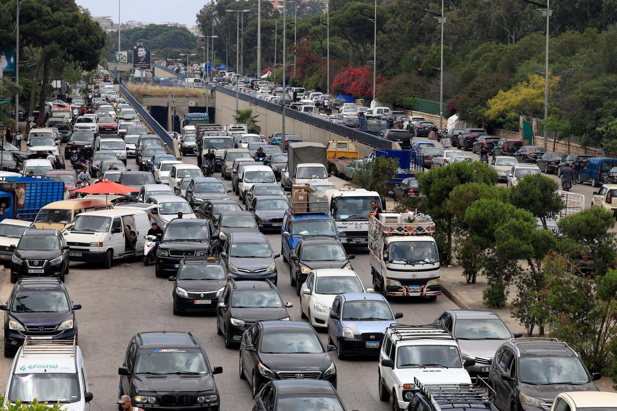 Traffic on a road as people make their way while fleeing the southern suburbs of Beirut, after Israeli Prime Minister Benjamin Netanyahu ordered the military to attack targets in the suburbs, Lebanon, June 1, 2026. REUTERS/Mohamed Azakir