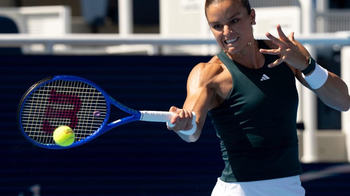 Maria Sakkari upsets No. 1 seed Iga Swiatek in Doha QFs