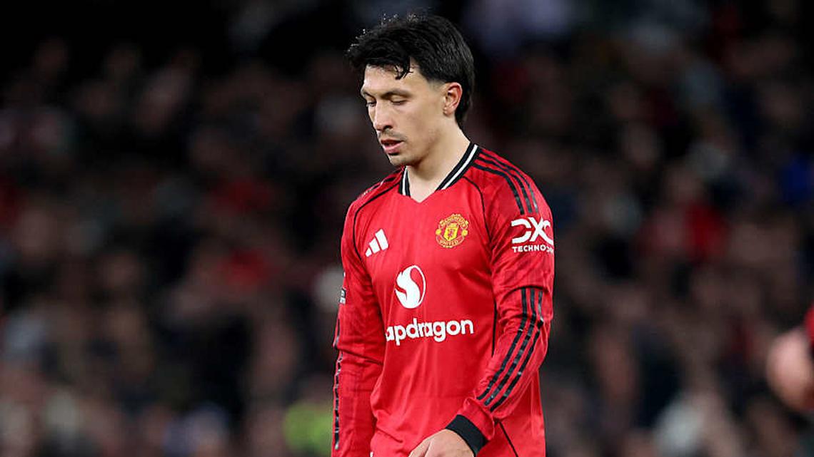  Lisandro Martínez was sent off for pulling Dominic Calvert-Lewin's hair. | Richard Sellers/Sportsphoto/Allstar/Getty Images 