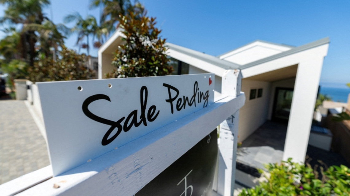 US existing home sales drop to 14-month low in August
