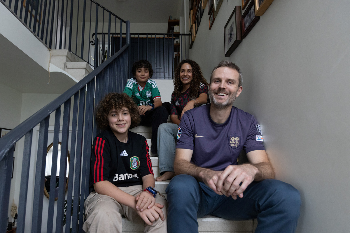 Matt Tyler from England and his Mexican wife Iris Hernandez pose for a photo with their sons  Vincent and Paolo ahead of the match between Mexico and England in the FIFA World Cup 2026 Round of 16, in Mexico City, Mexico, July 3, 2026. REUTERS/Quetzalli Nicte-Ha