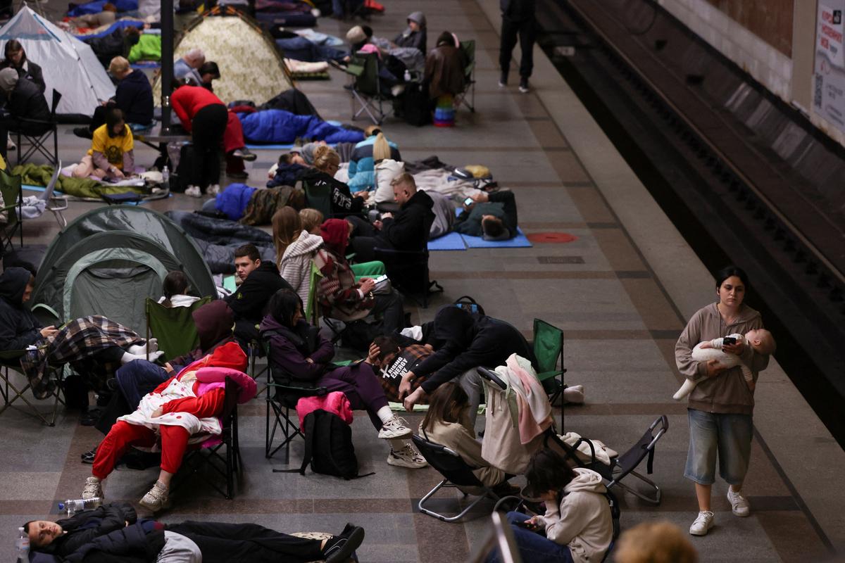 People take shelter inside a metro station during a Russian missile and drone strike, amid Russia's attack on Ukraine, in Kyiv, Ukraine May 24, 2026. REUTERS/Alina Smutko