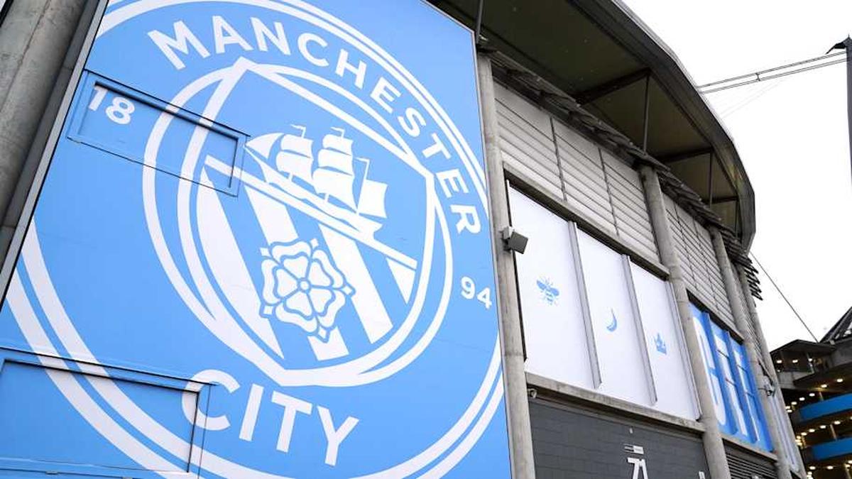  Supporters still await the verdict of the hearing against Man City. | IMAGO/PA Images 