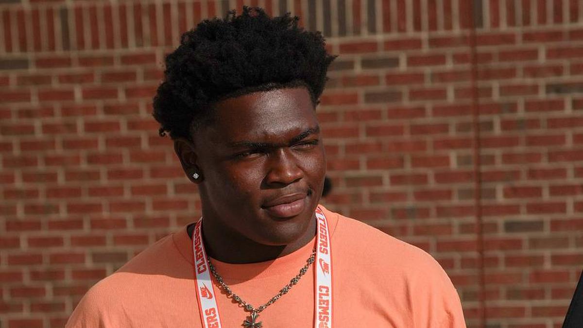  Kaden Henderson of Jesuit High in Florida during a Clemson football recruiting visit before kickoff with LSU at Memorial Stadium in Clemson, S.C. Saturday, August 30, 2025. | Ken Ruinard / USA Today Network South Carolina / USA TODAY NETWORK via Imagn Images 