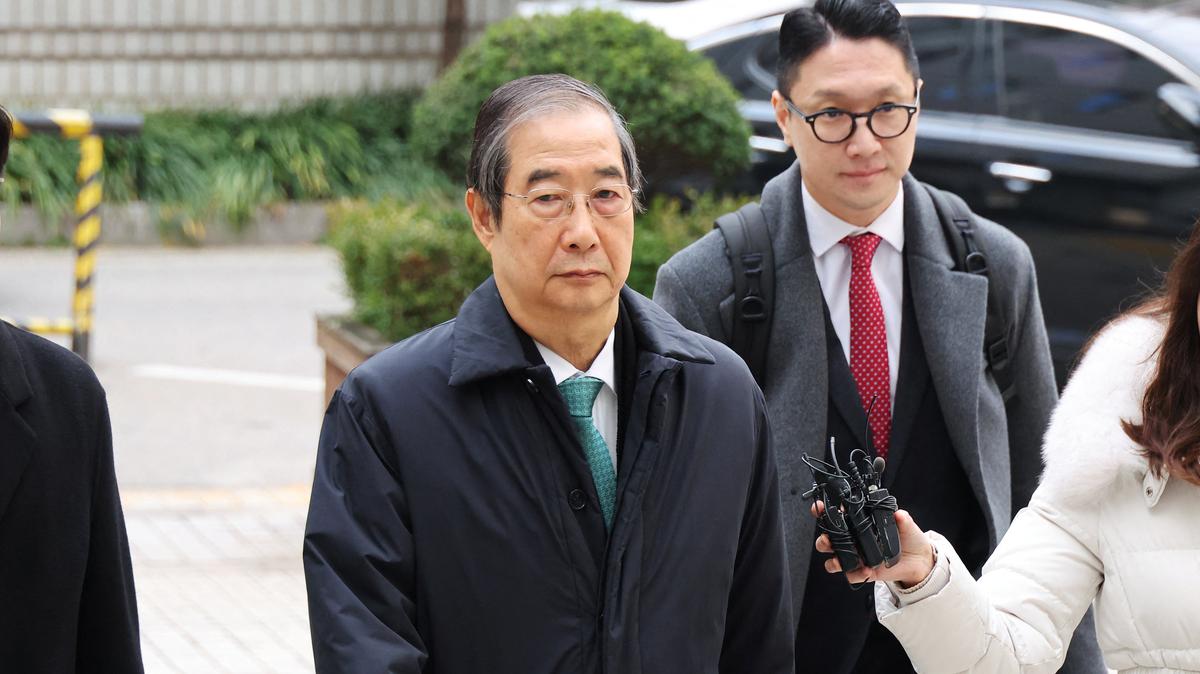 Former Prime Minister Han Duck-soo, who faces charges of allegedly aiding ex-President Yoon Suk Yeol in an attempted insurrection, arrives for closing hearing for his case at the Seoul Central District Court in Seoul, South Korea, November 26, 2025.    REUTERS/Kim Hong-Ji