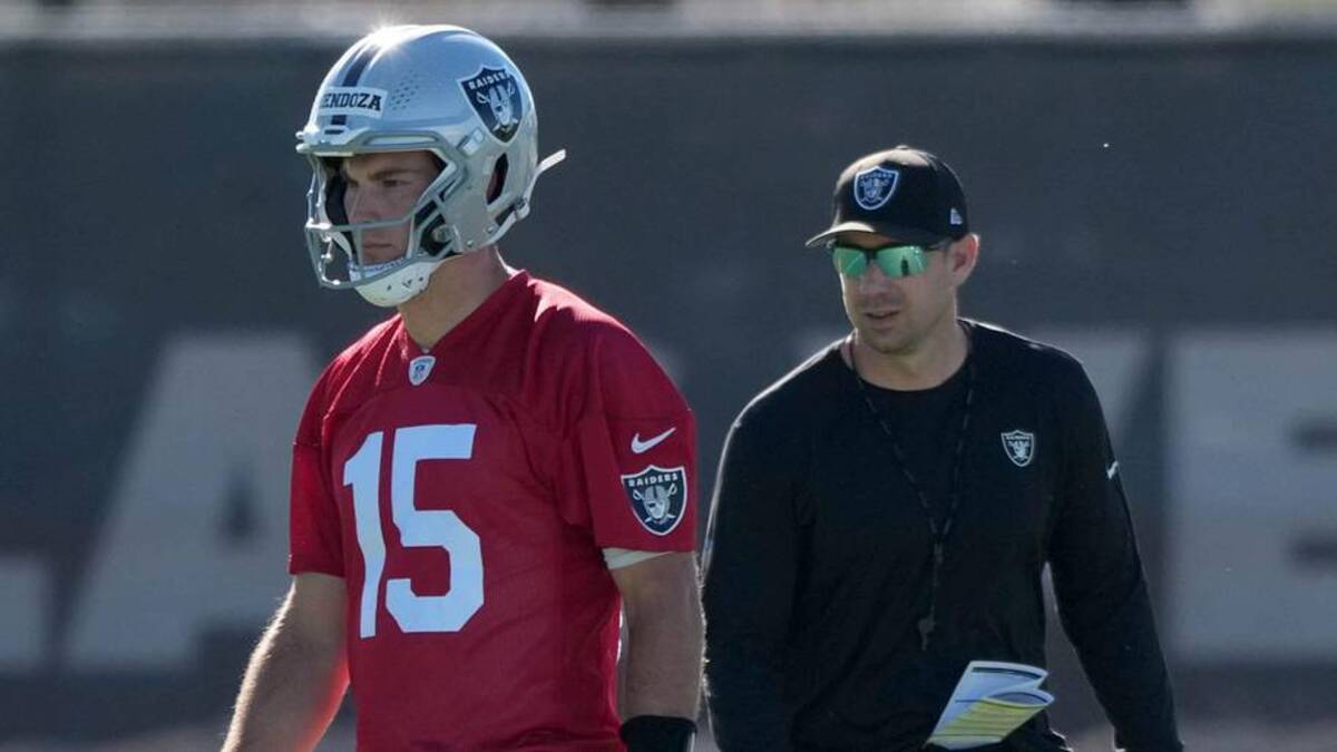  Jun 9, 2026; Henderson, NV, USA; Las Vegas Raiders quarterback Fernando Mendoza (15) and coach Klint Kubiak during minicamp at Intermountain Health Performance Center. Mandatory Credit: Kirby Lee-Imagn Images | Kirby Lee-Imagn Images 