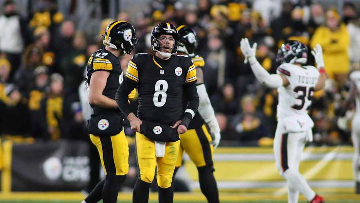 Pittsburgh Steelers quarterback Aaron Rodgers (8) looks on at the Jumbotron after his fumble resulted in a Houston Texans touchdown during the second half of the NFL Wild Card game at Acrisure Stadium in Pittsburgh, PA on January 12, 2026. | Michael Longo/For USA Today Network-PA / USA TODAY NETWORK via Imagn Images 