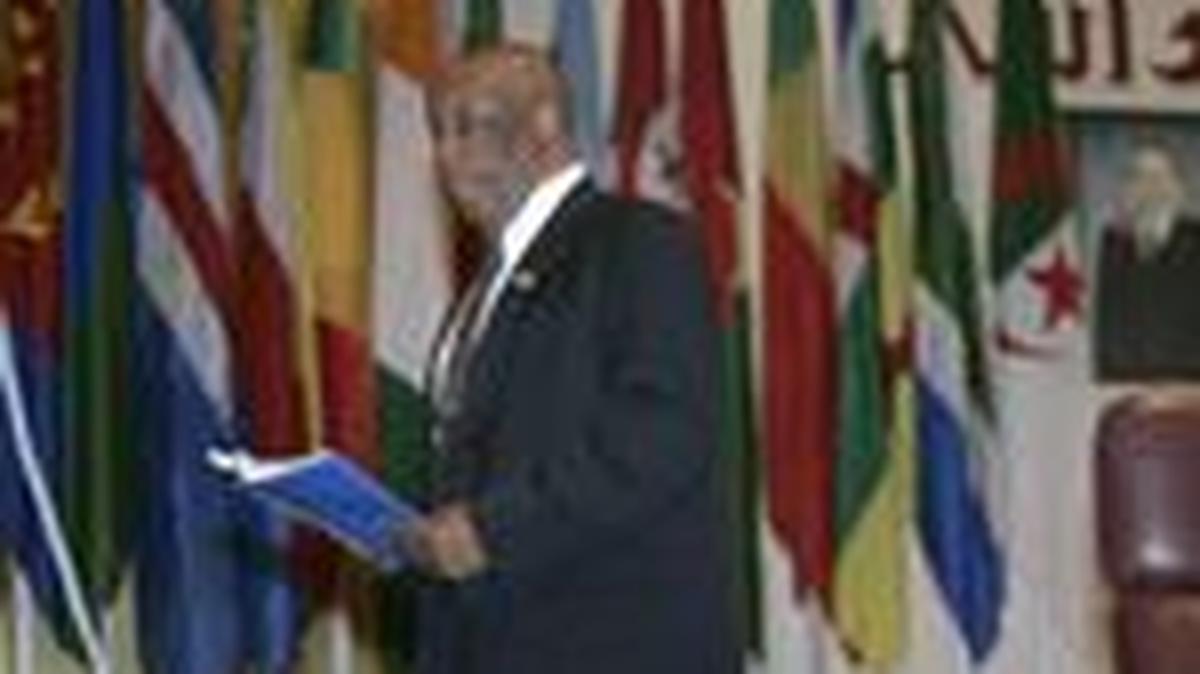 FILE PHOTO: Former President of Botswana and United Nations' special envoy for Climate Change Festus Gontebanye Mogae attends the opening session of the "African Conference of Ministers in Charge Of Environment On Climate Change Post-2012" in Algiers November 19, 2008.  REUTERS/Louafi Larbi/File Photo