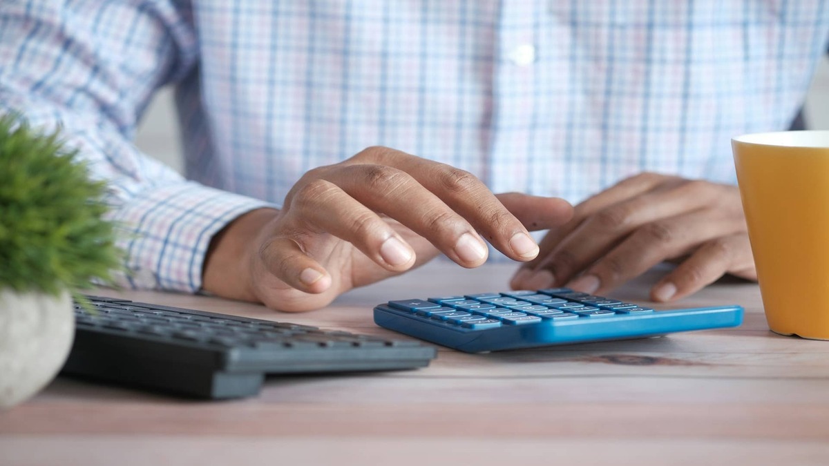  American workers consider whether to choose Roth IRAs or traditional IRAs for retirement savings. 