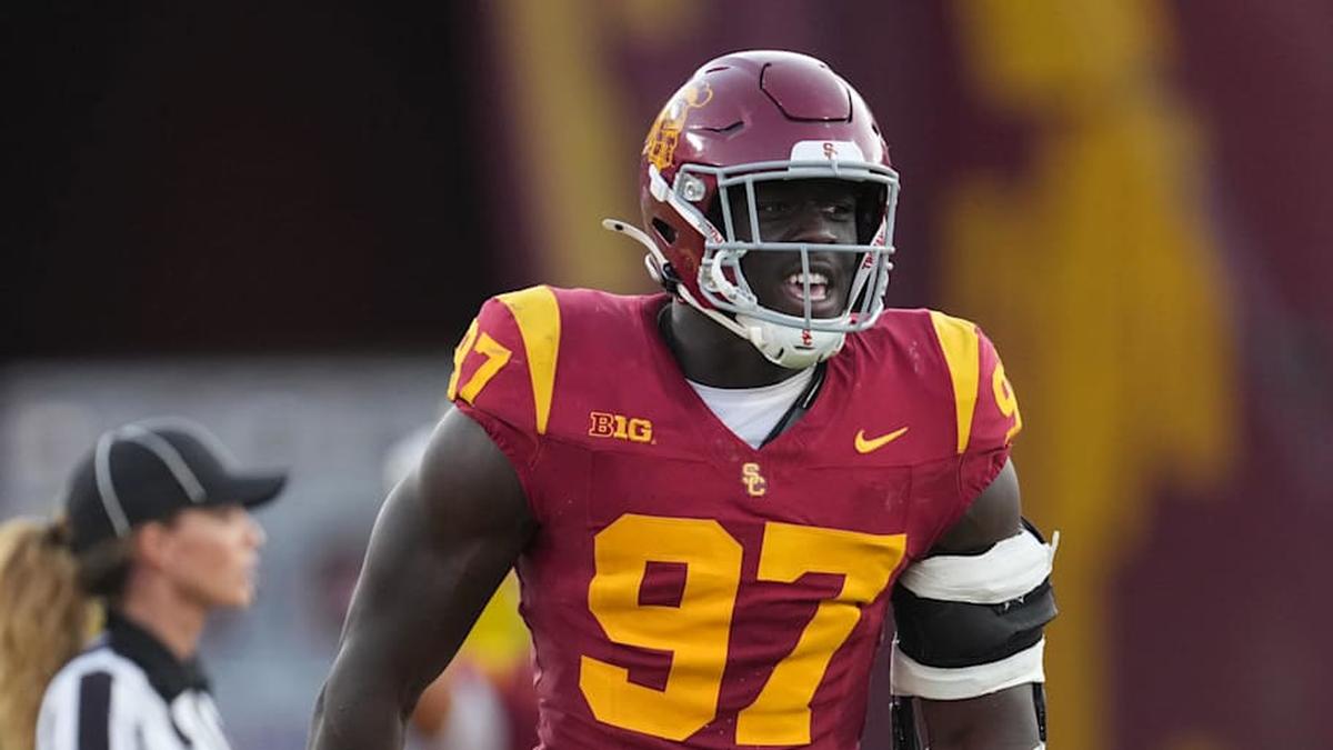  Aug 30, 2025; Los Angeles, California, USA; Southern California Trojans defensive tackle Jide Abasiri (97) celebrates after a sack as center judge referee Amanda Sauer watches against the Missouri State Bears in the second half at United Airlines Field at Los Angeles Memorial Coliseum. Mandatory Credit: Kirby Lee-Imagn Images | Kirby Lee-Imagn Images 