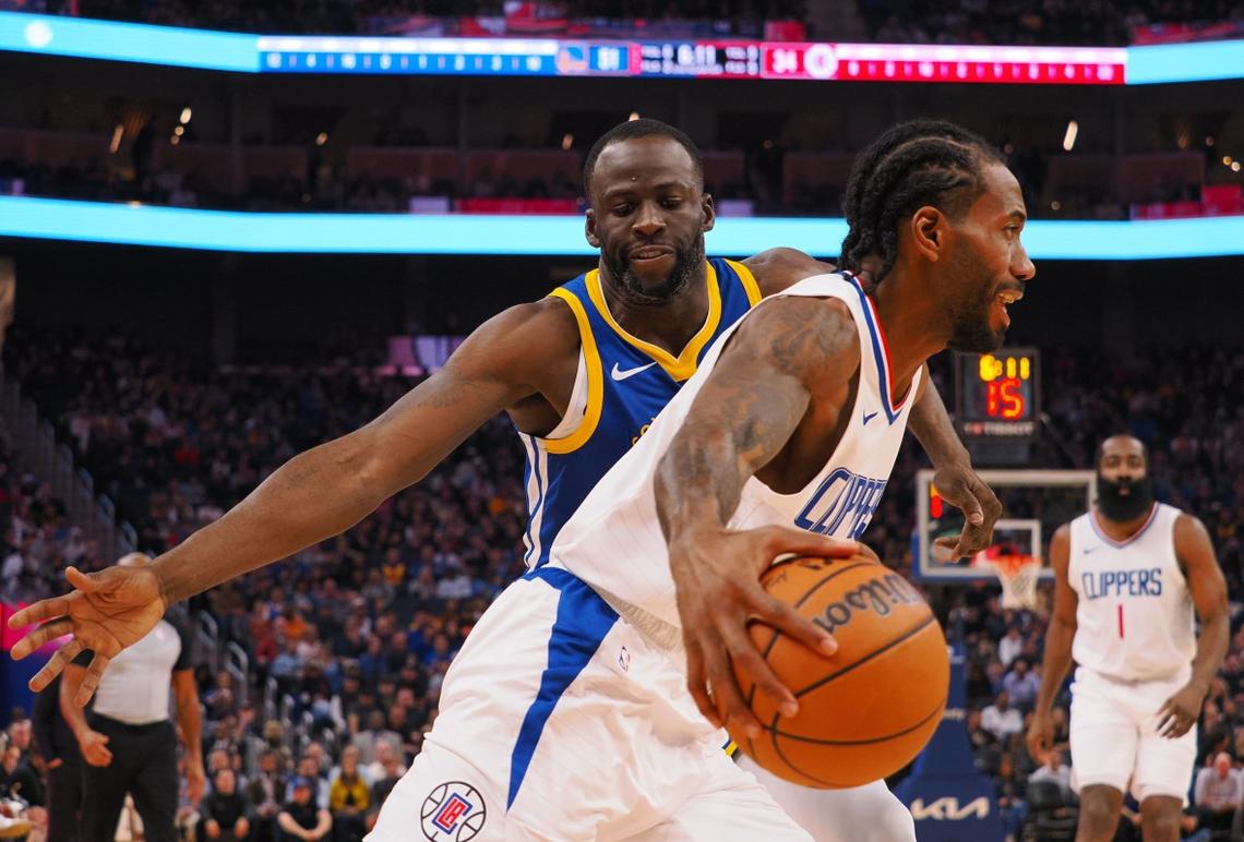 USA: Los Angeles Clippers forward Kawhi Leonard (2) controls the ball against Golden State Warriors forward Draymond Green (23). © Kelley L Cox-Imagn Images 
