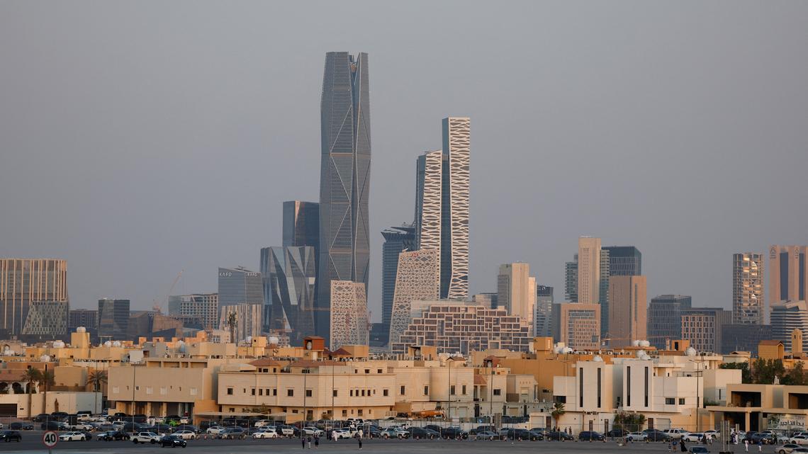 Resilient Saudi economy proves a draw for wartime Gulf business 