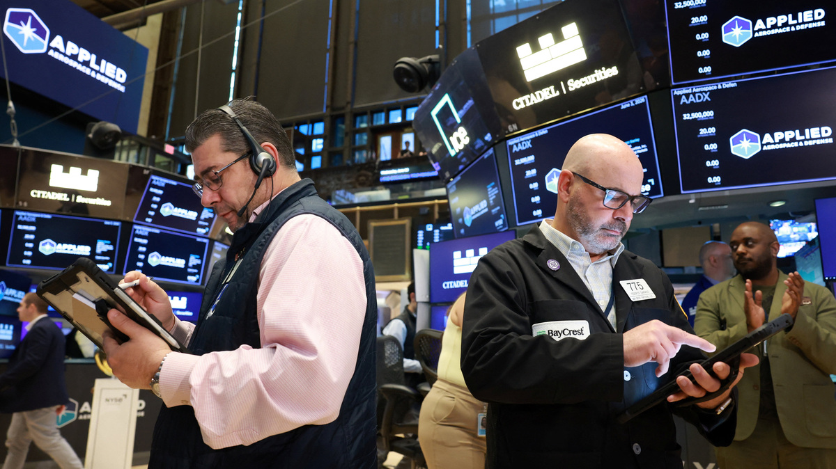 Traders work on the floor at the New York Stock Exchange (NYSE) in New York City, U.S., June 3, 2026.  REUTERS/Brendan McDermid