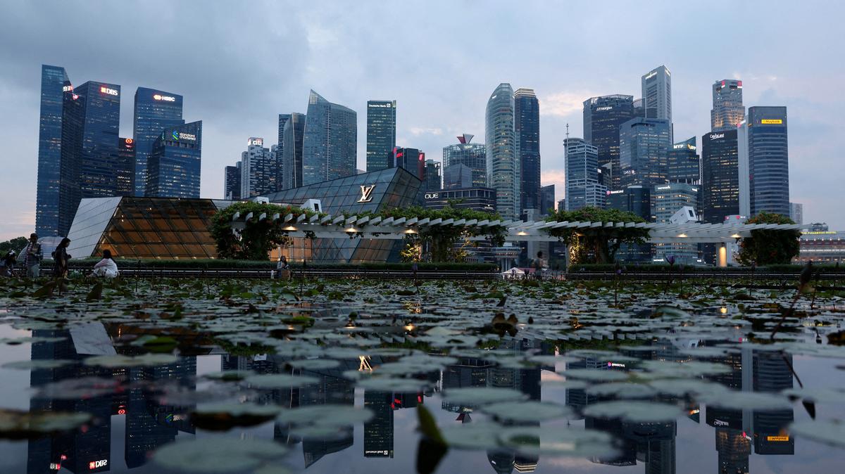 FILE PHOTO: A view of the central business district skyline in Singapore May 27, 2025. REUTERS/Edgar Su/File Photo