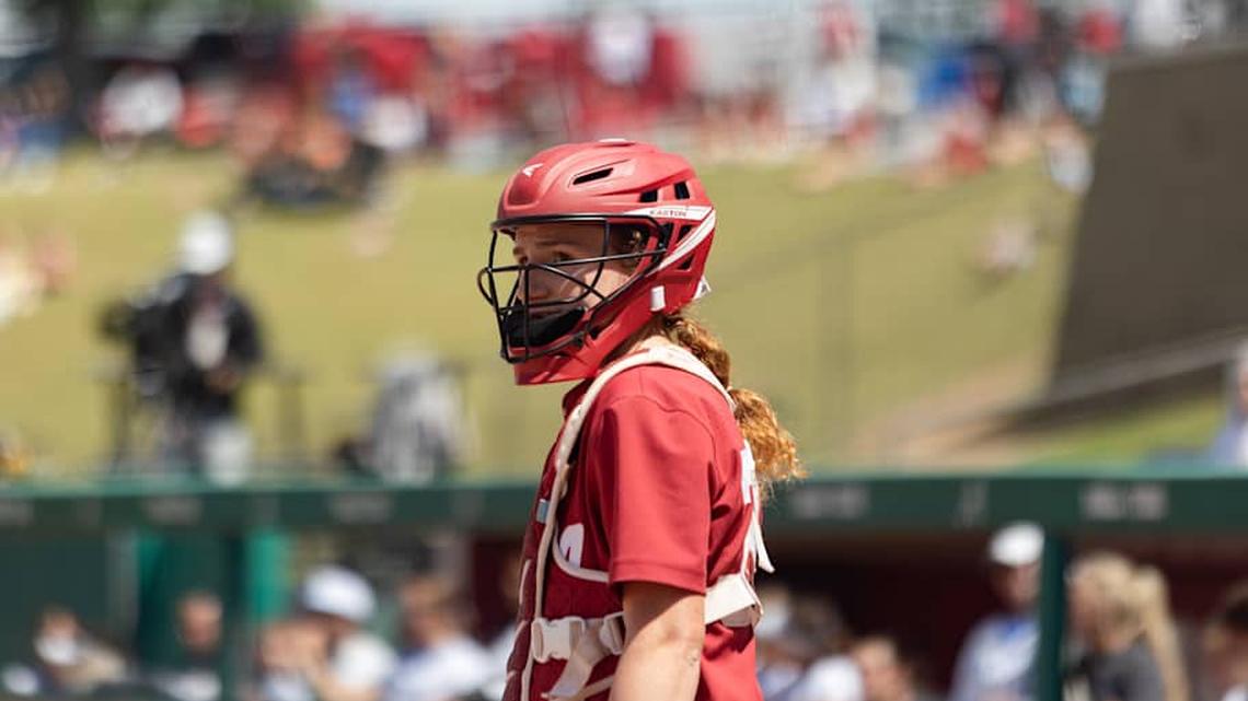  Alabama catcher Marlie Giles looks back at the dug out in the third game of the series against Kentucky on Apr. 19, 2026. | Sarah Munzenmaier/Alabama Crimson Tide on SI 