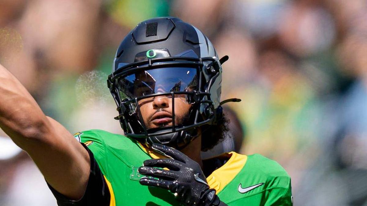  Combat Ducks quarterback Dante Moore throws a pass during warmups during the Oregon Ducks annual spring game on April 25, 2026 at Autzen Stadium in Eugene, Oregon. | Ben Lonergan/The Register-Guard / USA TODAY NETWORK via Imagn Images 