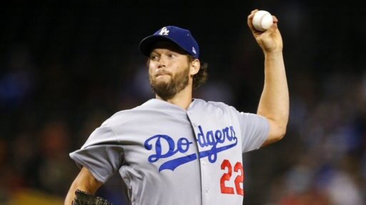 Clayton Kershaw, abridor de los Dodgers de Los Ángeles, lanza en el primer inning del duelo ante los Diamondbacks de Arizona, el lunes 24 de septiembre de 2018