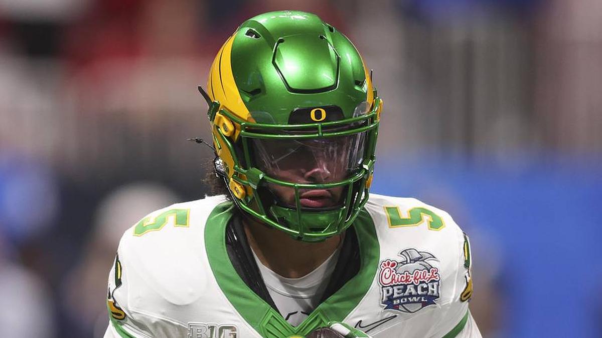  Jan 9, 2026; Atlanta, GA, USA; Oregon Ducks quarterback Dante Moore (5) looks to pass against the Indiana Hoosiers during the first half of the 2025 Peach Bowl and semifinal game of the College Football Playoff at Mercedes-Benz Stadium. Mandatory Credit: Brett Davis-Imagn Images | Brett Davis-Imagn Images 