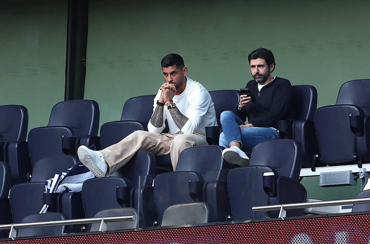 An injured Cristian Romero of Tottenham Hotspur watches on from a box during the Premier League match between Tottenham Hotspur and Brighton & Hove Albion at Tottenham Hotspur Stadium on April 18, 2026 in London, England. (Photo by Alex Pantling/Getty Images) Photo by Alex Pantling/Getty Images