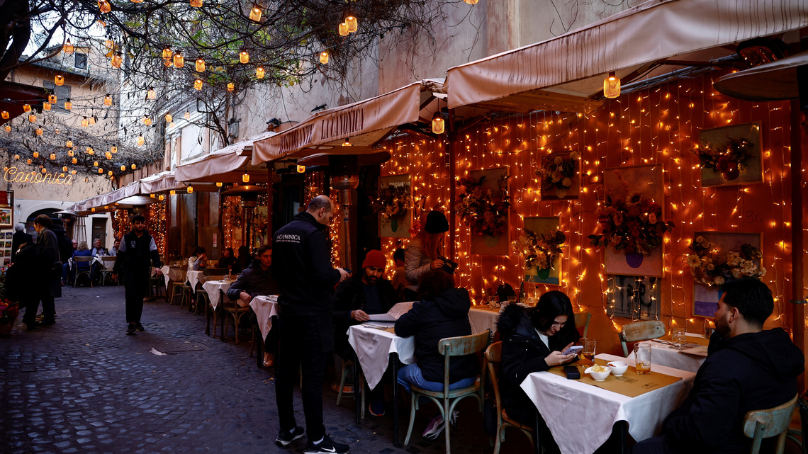 Italy service sector returns to growth as cost pressures ease, PMI shows 