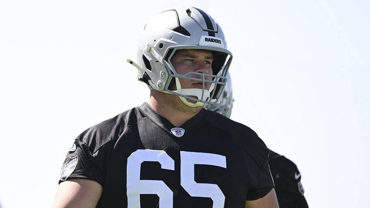  May 20, 2026; Henderson, NV, USA; Las Vegas Raiders center Tyler Linderbaum (65) warms up during organized team activities at Intermountain Health Performance Center. Mandatory Credit: Candice Ward-Imagn Images | Candice Ward-Imagn Images 