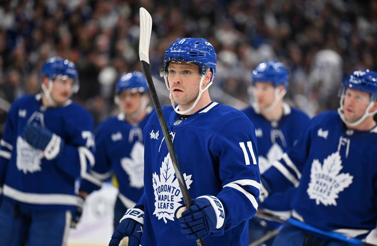  Toronto Maple Leafs forward Max Domi (11) prepares for a faceoff. Dan Hamilton-Imagn Images