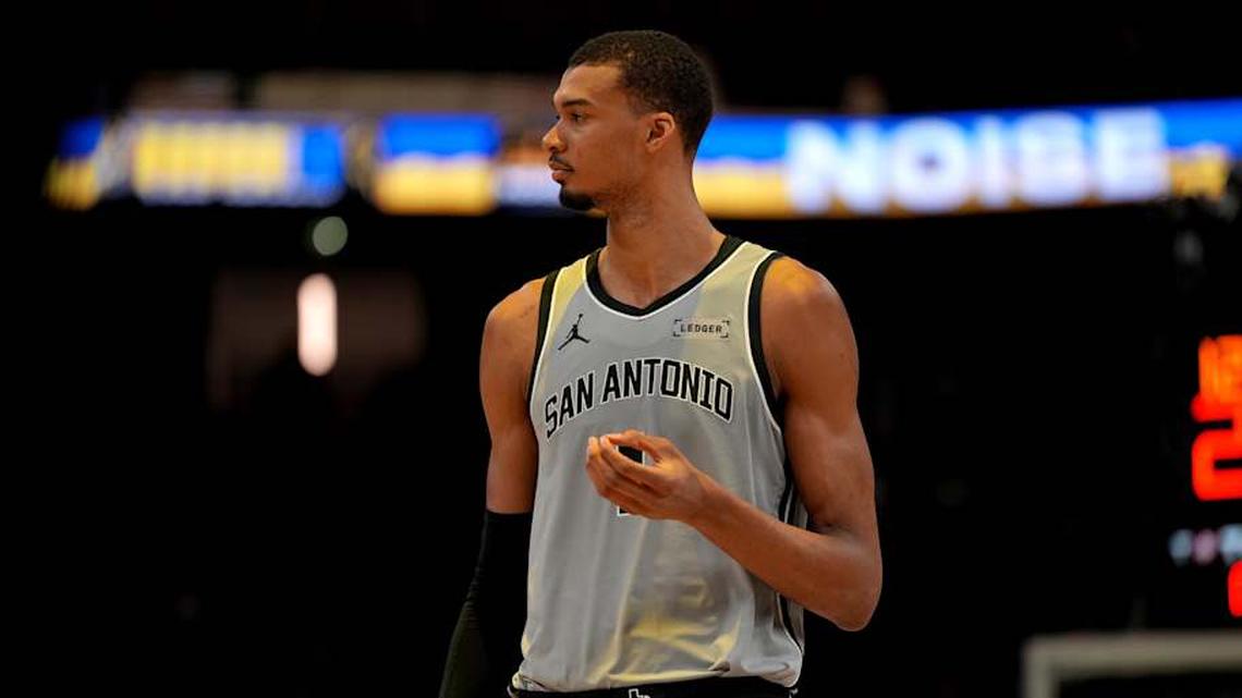  San Antonio Spurs center Victor Wembanyama stands on the court during a timeout against the Golden State Warriors. | Cary Edmondson-Imagn Images 