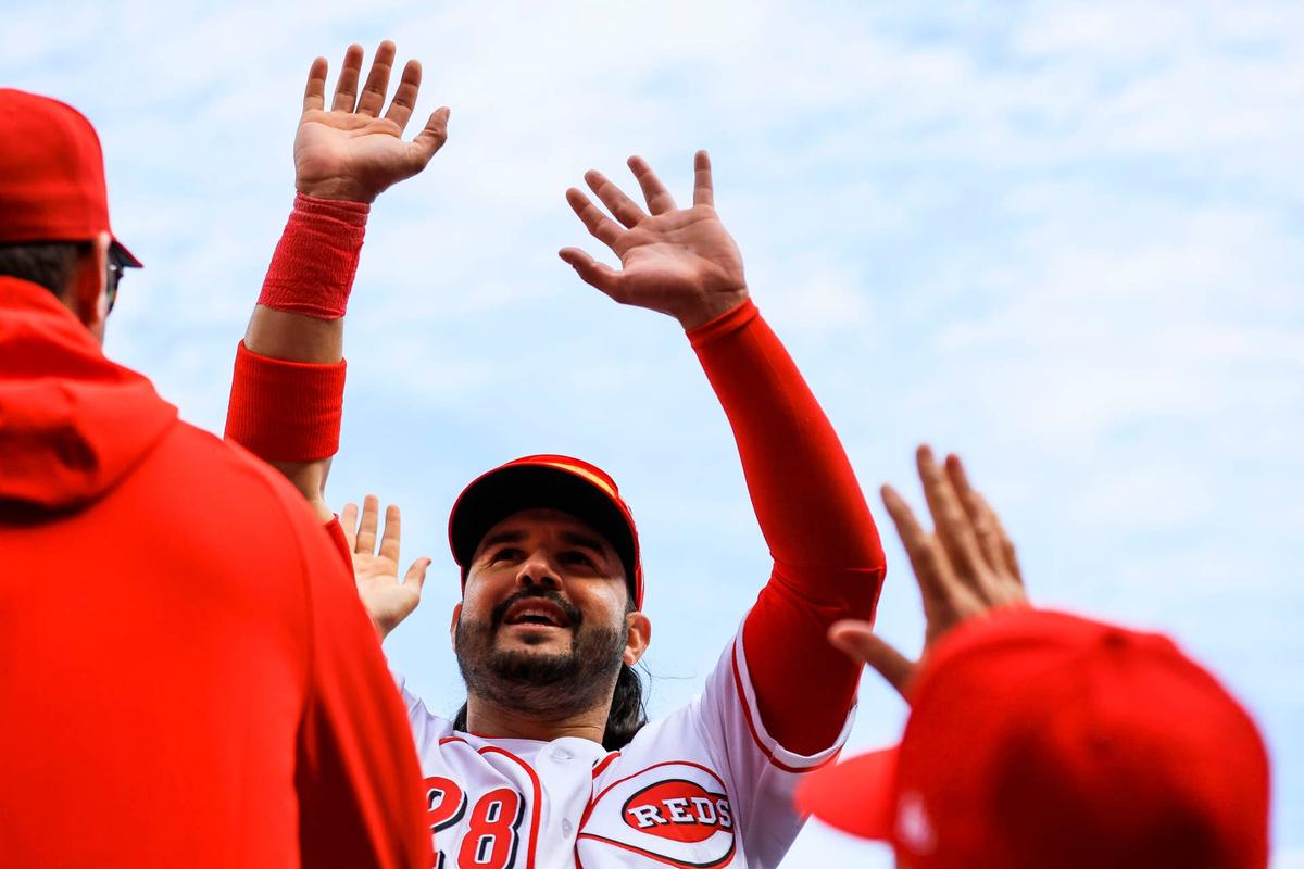  Cincinnati Reds third baseman Eugenio Suarez (28) waves to fans after the victory over the Boston Red Sox © Katie Stratman-Imagn Images