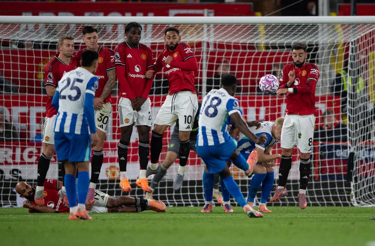  Danny Welbeck scores Brighton & Hove Albion's first goal from a free-kick during the Premier League match between Manchester United and Brighton & Hove Albion at Old Trafford on October 25, 2025 in Manchester, England. (Photo by Visionhaus/Getty Images)