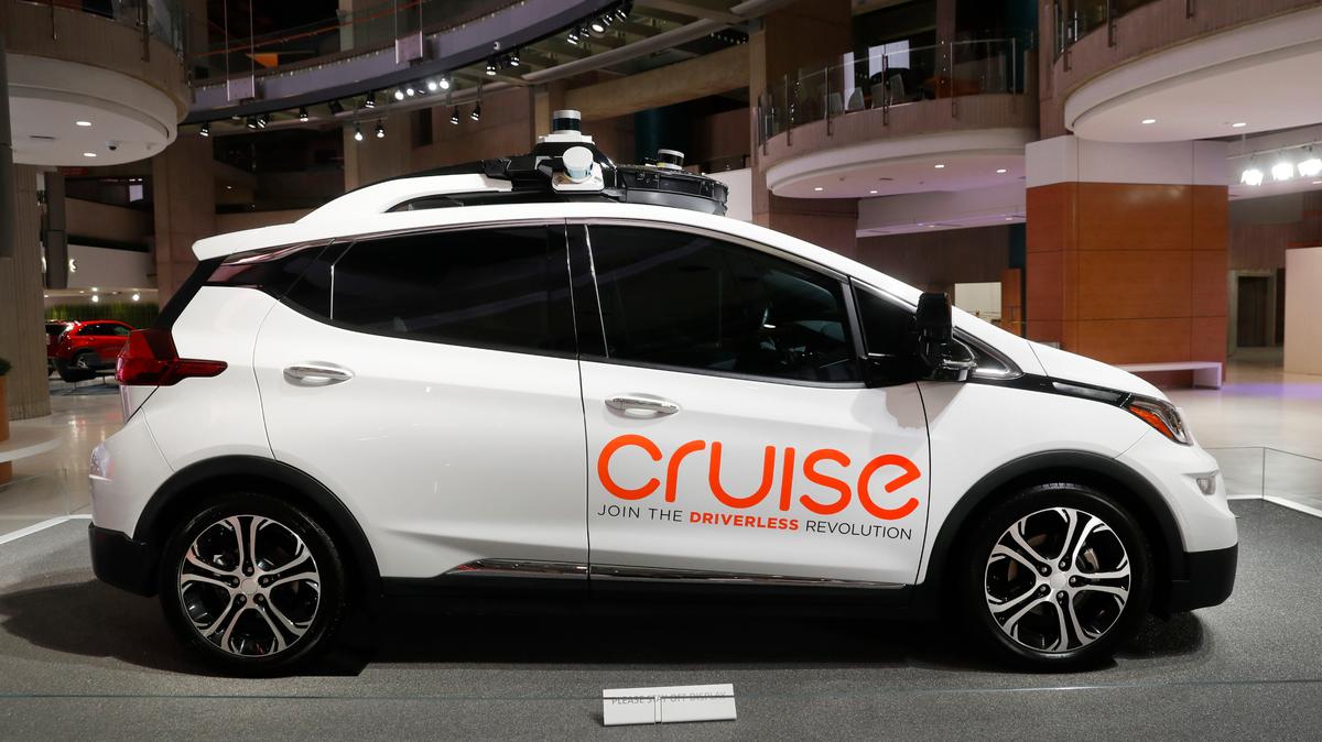 En esta imagen del 16 de enero de 2019 se ve un vehículo eléctrico autónomo Bolt EV de General Motors de la compañía Cruise AV, en Detroit. (AP Foto/Paul Sancya, Archivo)
