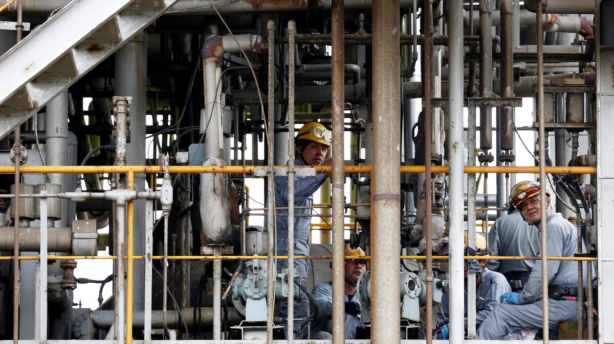 Workers repair a facility of a chemical factory at the Keihin Industrial Zone in Kawasaki, Japan September 12, 2018. REUTERS/Kim Kyung-Hoon