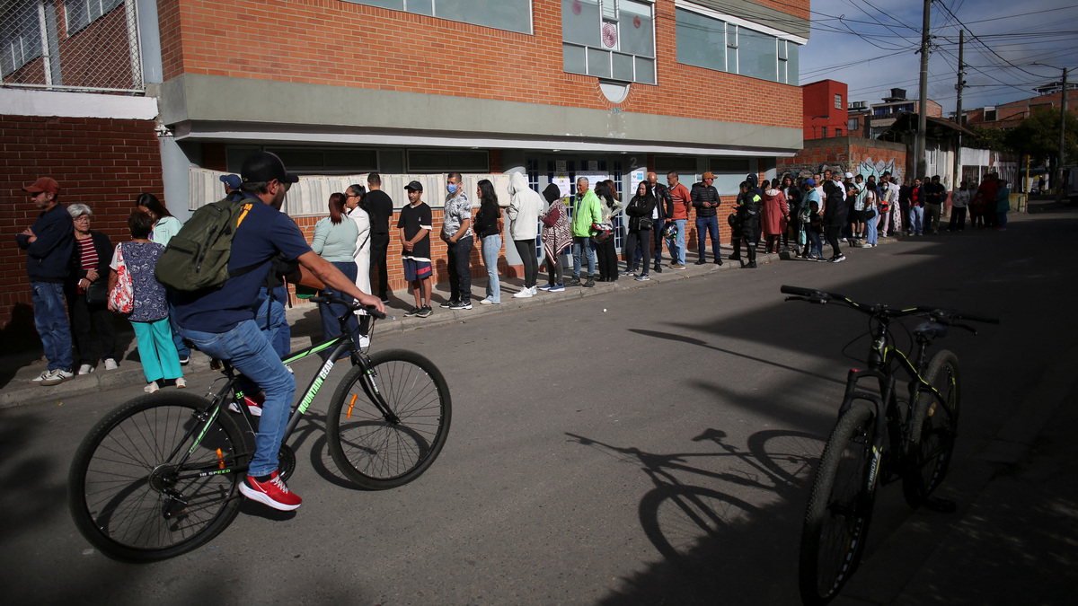 People stand in line to vote in a runoff between right-wing presidential candidate Abelardo De La Espriella and leftist candidate Ivan Cepeda, in Bogota, Colombia, June 21, 2026. REUTERS/Juan David Duque